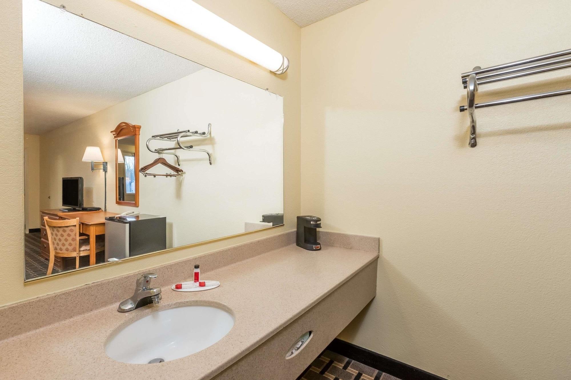 Super 8 By Wyndham Indianapolis-Southport Rd Μοτέλ Εξωτερικό φωτογραφία